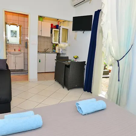 アパート ヴェキー 3 *